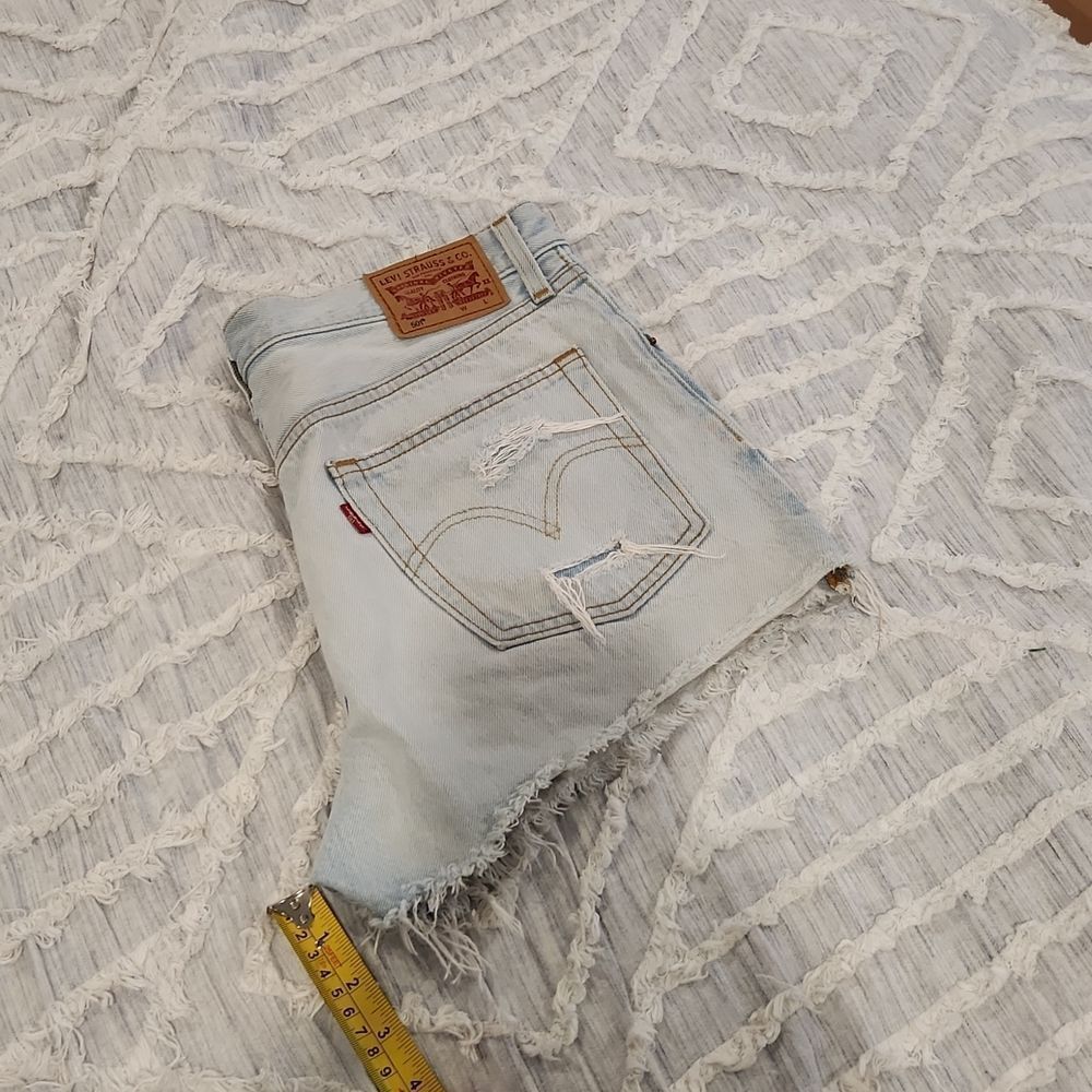 Light wash, button fly high waist Levi's jean shorts size 28! - Picture 10 of 13